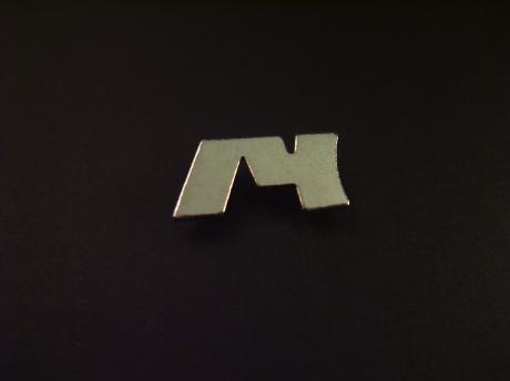 Scheve M onbekend logo zilverkleurig